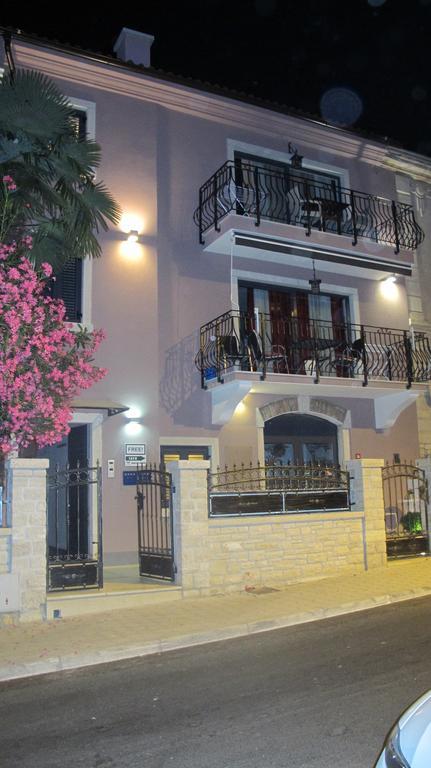 Kseni Accommodation โรวีน ภายนอก รูปภาพ